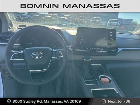 Used 2022 Toyota Sienna XLE image 6