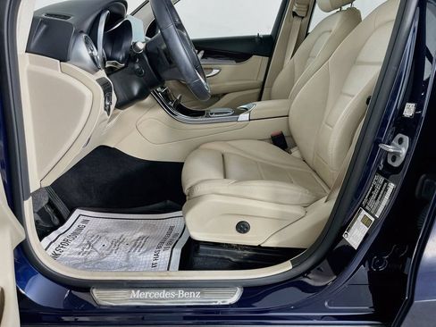 Used 2021 Mercedes-Benz GLC 300 w/ Premium Package image 27