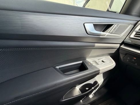 Used 2025 Volkswagen Atlas Cross Sport SE FWD image 19