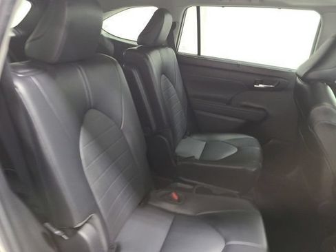 Used 2022 Toyota Highlander XLE AWD/4WD image 17