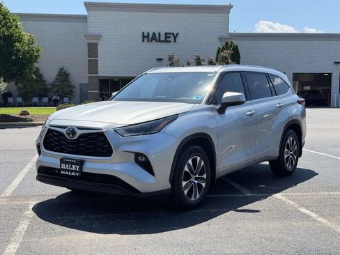 Used 2021 Toyota Highlander XLE AWD/4WD image 23