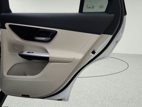 Used 2025 Mercedes-Benz GLC 300 image 28