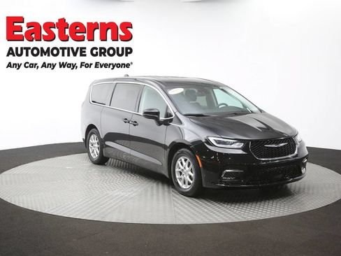 Used 2023 Chrysler Pacifica Touring-L FWD image 51