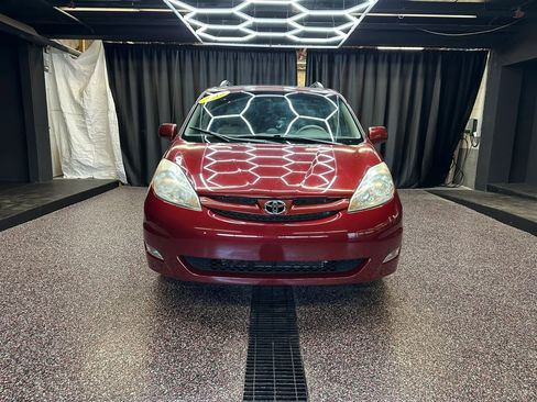 Used 2010 Toyota Sienna FWD image 2