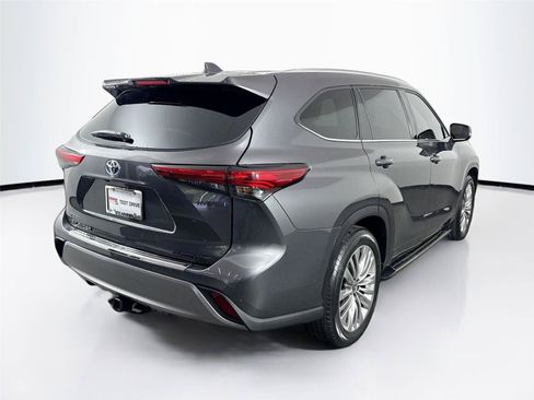 Used 2022 Toyota Highlander Platinum FWD image 2