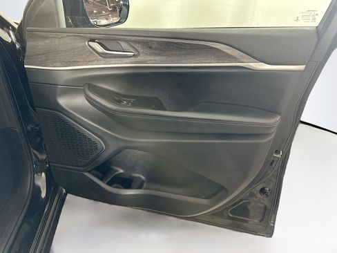 Used 2023 Jeep Grand Cherokee Limited w/ Trailer Tow Prep Group (B) image 32