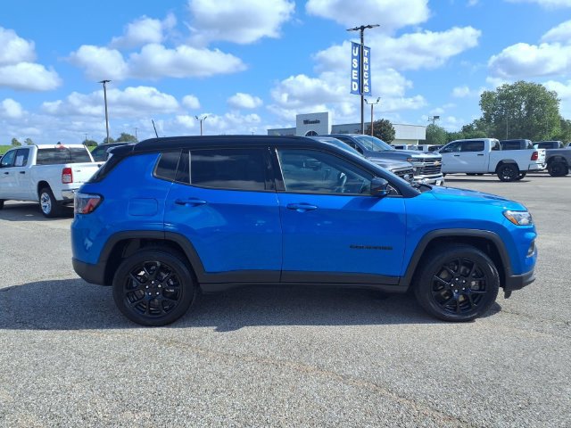 Used 2024 Jeep Compass Latitude w/ Convenience Group AWD/4WD image 9