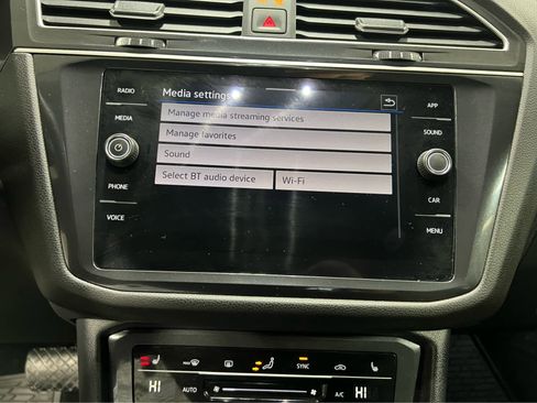 Used 2024 Volkswagen Tiguan SE image 38