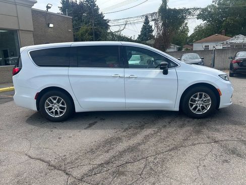 Used 2025 Chrysler Pacifica Select FWD image 4