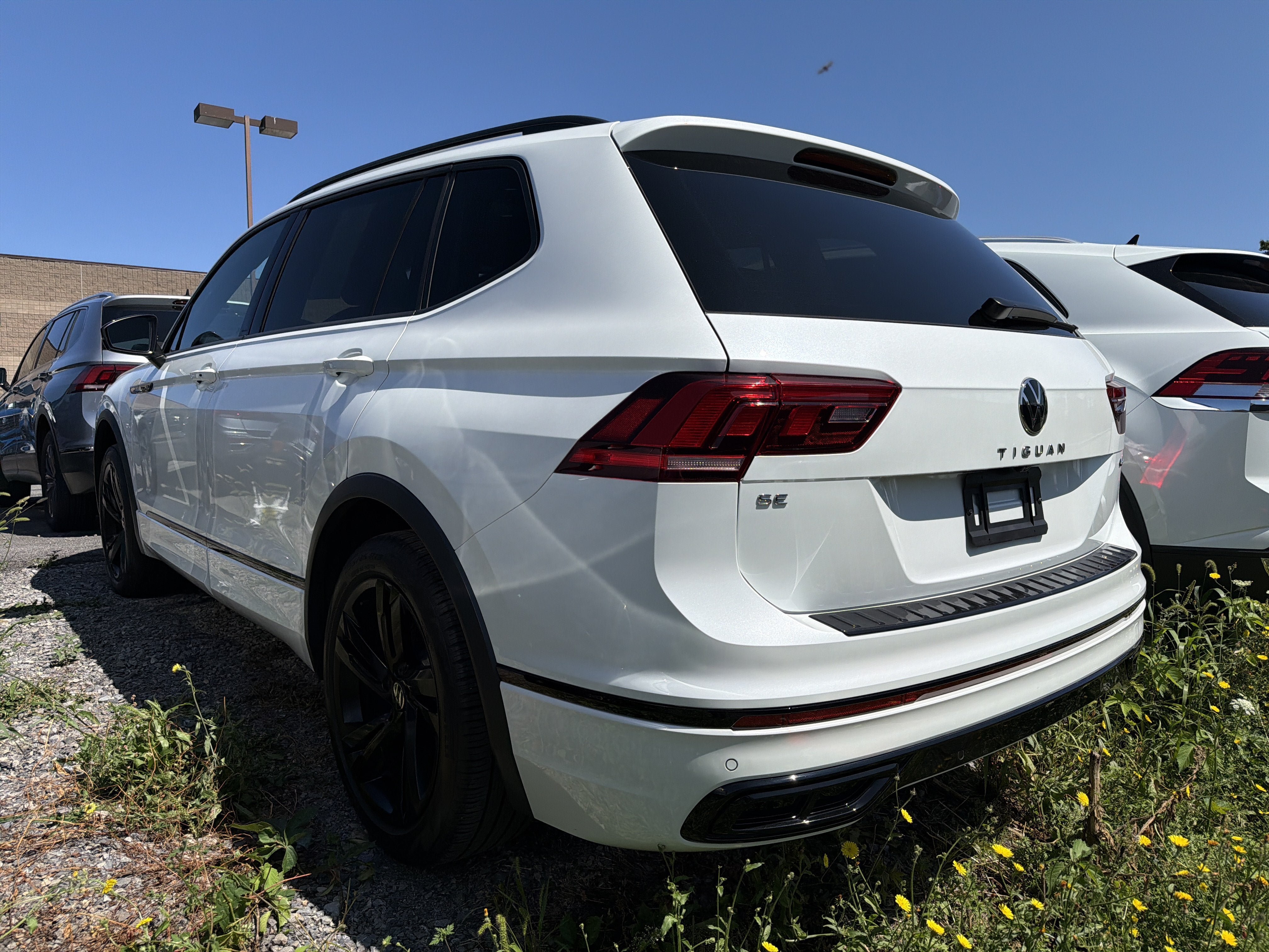 Used 2024 Volkswagen Tiguan SE R-Line AWD/4WD image 4