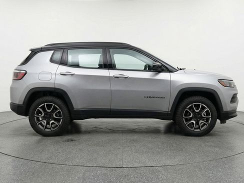 Used 2025 Jeep Compass Trailhawk AWD/4WD image 11