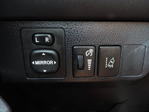 Used 2018 Toyota RAV4 LE FWD image 25