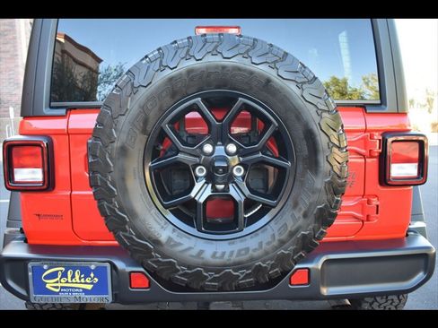 Used 2024 Jeep Wrangler Willys image 14