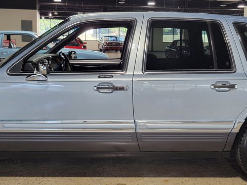 Used 1993 Lincoln Town Car Signature RWD image 25