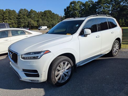 Used 2018 Volvo XC90 T5 Momentum w/ Convenience Package FWD image 2