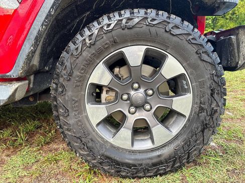 Used 2018 Jeep Wrangler Unlimited Sahara w/ Dual Top Group AWD/4WD image 15