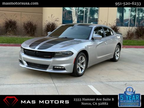 Used 2017 Dodge Charger SXT image 1