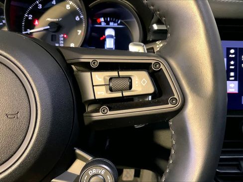 Used 2023 Porsche Macan Turbo image 28