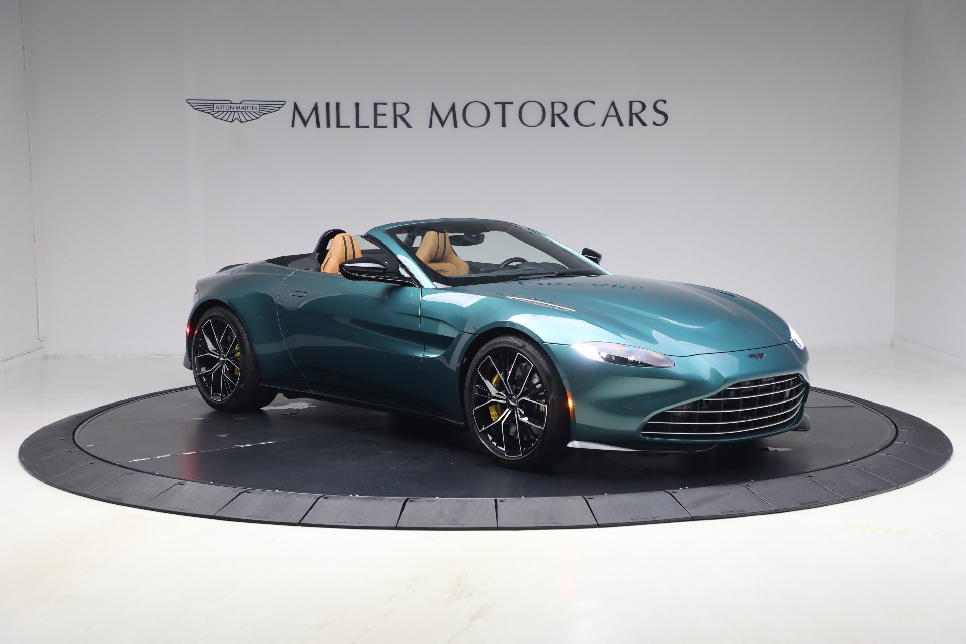 Used 2023 Aston Martin V8 Vantage Roadster RWD image 12