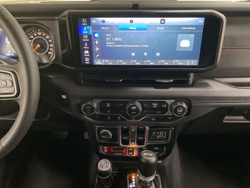 Used 2025 Jeep Wrangler Unlimited Rubicon image 25