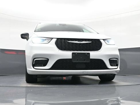 Used 2024 Chrysler Pacifica Touring-L FWD image 18