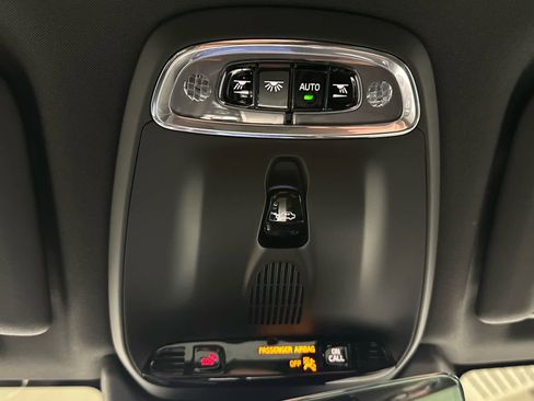 Used 2018 Volvo XC60 T8 R-Design w/ Convenience Package image 38