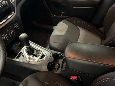 Used 2015 Jeep Cherokee Sport w/ Sport Appearance Group image 28