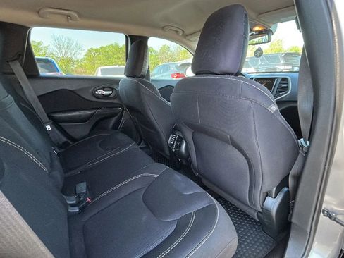 Used 2015 Jeep Cherokee Latitude w/ Cold Weather Group image 33