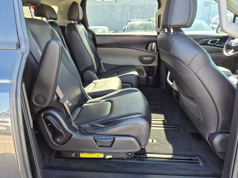 Used 2025 Kia Carnival FWD image 33