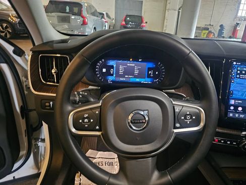 Certified 2022 Volvo XC60 B5 Momentum w/ Climate Package AWD/4WD image 18