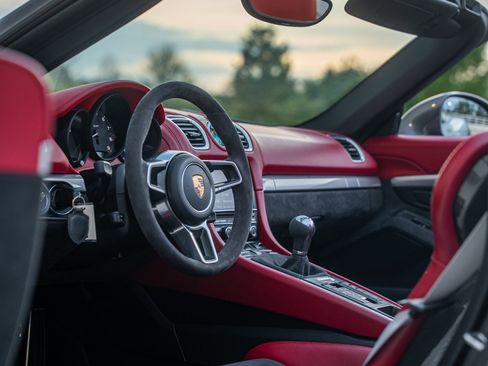 Used 2016 Porsche Boxster Spyder image 13