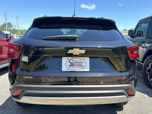 Used 2025 Chevrolet Trax LT w/ LT Convenience Package FWD image 4