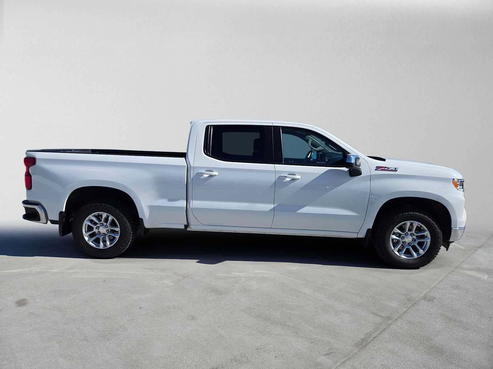 Used 2023 Chevrolet Silverado 1500 LT AWD/4WD image 2