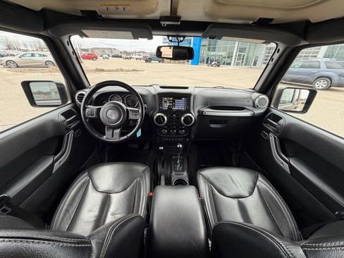 Used 2017 Jeep Wrangler Unlimited Sahara w/ Connectivity Group AWD/4WD image 24