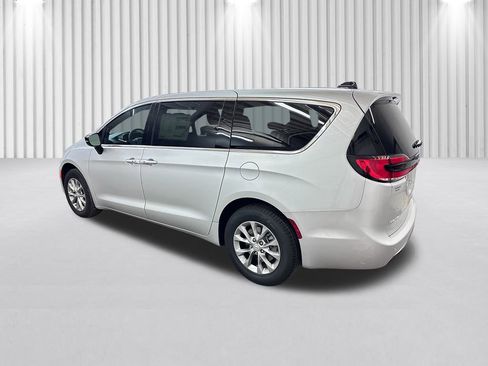New 2026 Chrysler Pacifica Select image 7