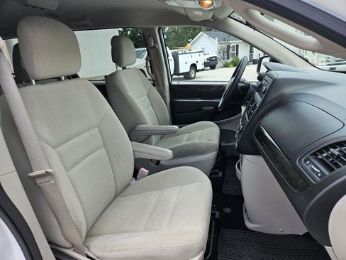 Used 2017 Dodge Grand Caravan SE FWD image 29