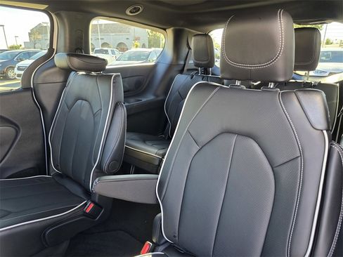 New 2026 Chrysler Pacifica Limited image 9