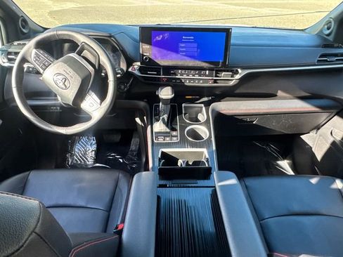 Certified 2025 Toyota Sienna XSE image 29