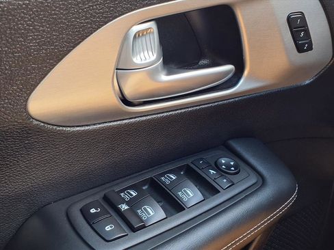 Used 2024 Chrysler Pacifica Limited w/ S Appearance Package image 10