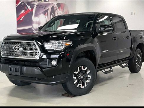 Used 2017 Toyota Tacoma TRD Off-Road image 1