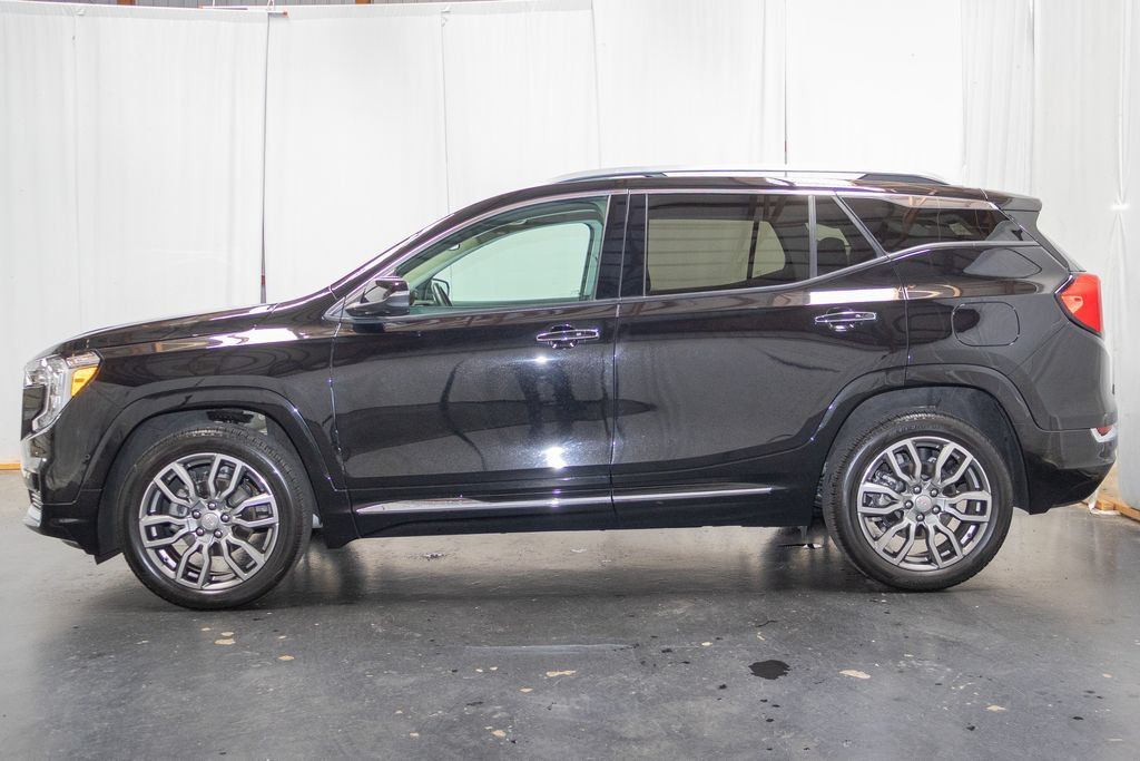 Used 2024 GMC Terrain Denali w/ Denali Premium Package AWD/4WD image 5