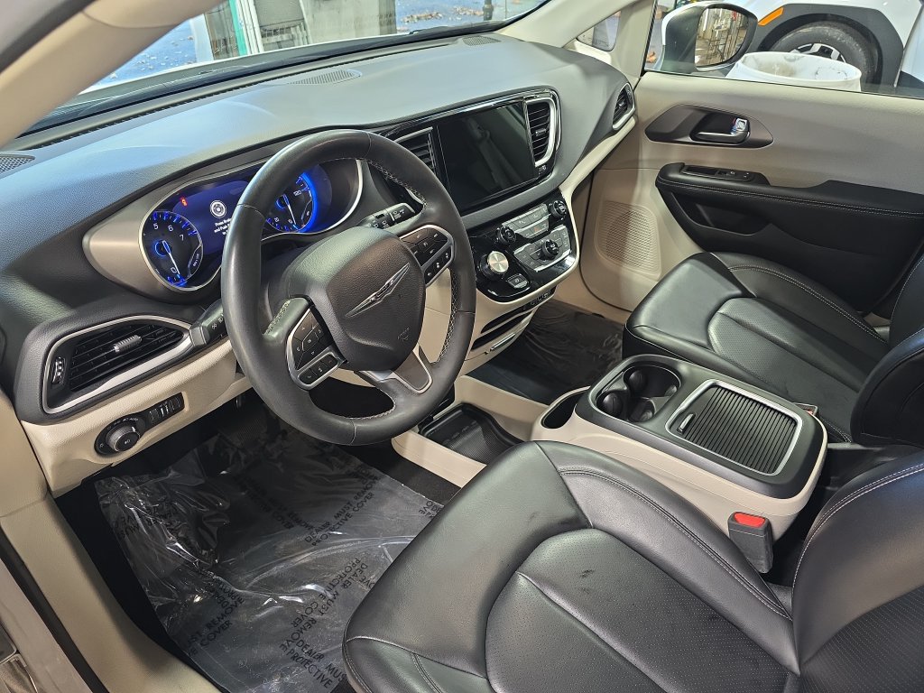 Used 2023 Chrysler Pacifica Touring-L FWD image 18