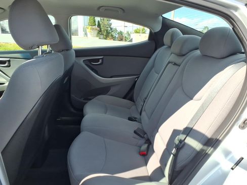 Used 2016 Hyundai Elantra SE w/ Option Group 02 FWD image 6