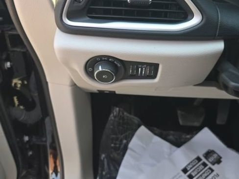 Used 2024 Chrysler Pacifica Touring-L FWD image 12