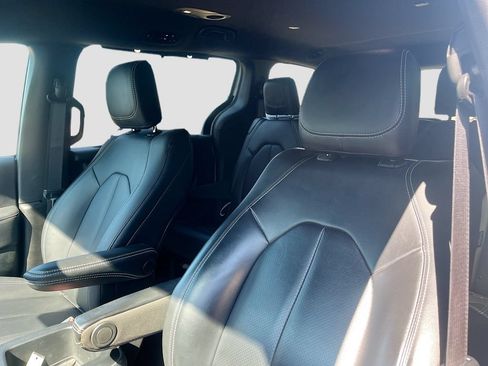 Used 2025 Chrysler Voyager LX FWD image 19