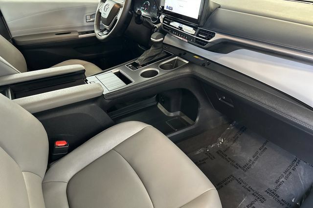 Certified 2026 Toyota Sienna XLE FWD image 20