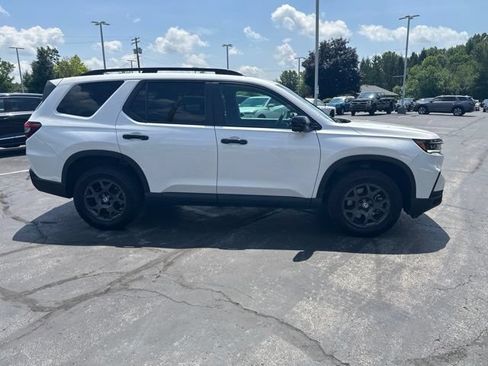 Used 2025 Honda Pilot TrailSport image 3
