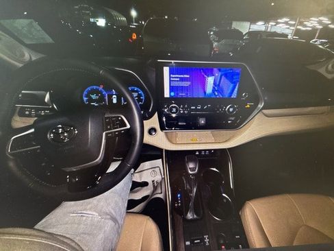 Used 2024 Toyota Highlander LE image 10