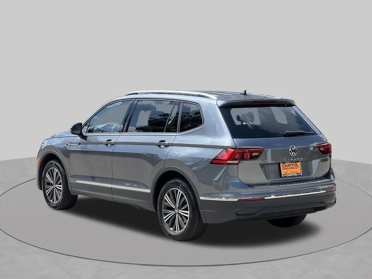 Used 2024 Volkswagen Tiguan SE FWD image 3