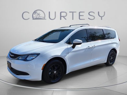 Used 2020 Chrysler Voyager Lxi FWD image 1